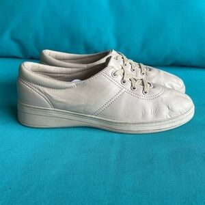 Women’s Grasshopper sneakers size 8W